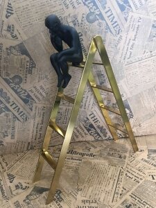 Статуэтка Мыслитель Родена на золотой лестнице