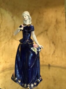 Статуэтка Девушка в синем платье
